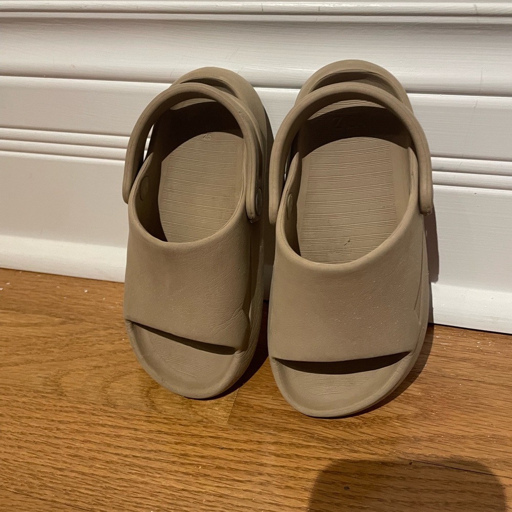 Zara girls toddler pool slides size 25